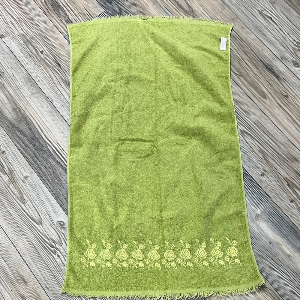 Vintage Dundee Green Towel with Floral Design - Picture 4 of 5